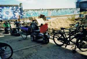 Der Landweg-Fuhrpark. Die Behindertenfahrzeuge hatten auch Anhänger!